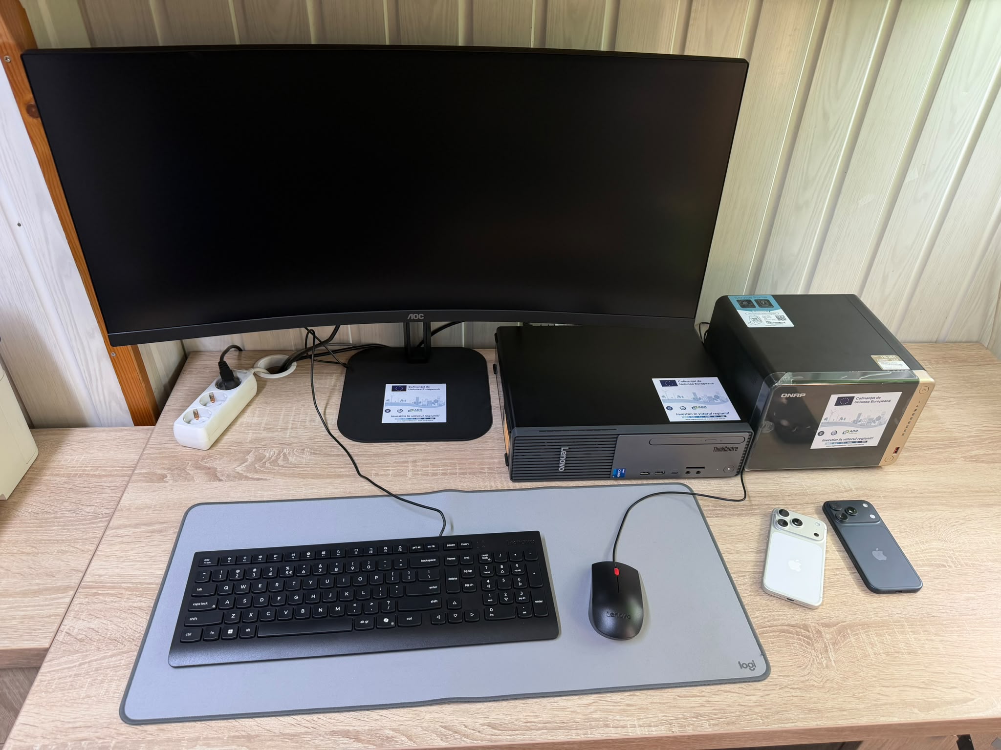 Monitor și sistem desktop